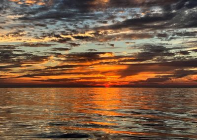 das kroatische meer bei einerm romantischen sonnenuntergang