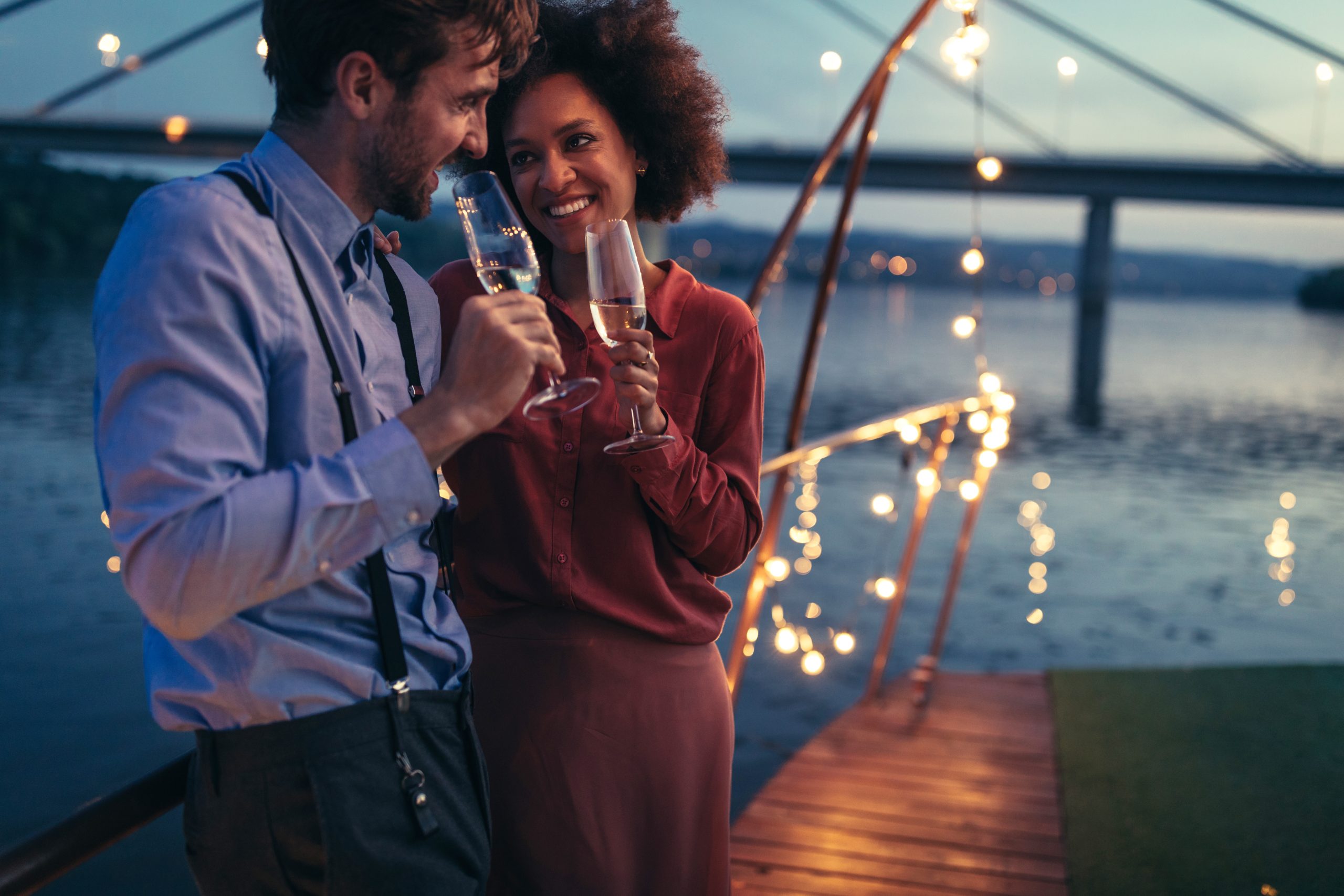 romantik an bord mit einem ehepaar das in den Flitterwochen mit einem glas sekt anstößt