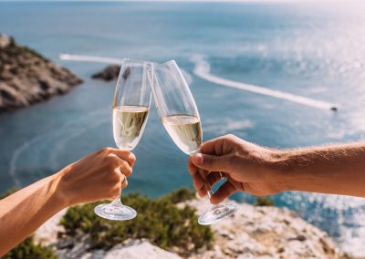 champagner im hintergrund wunderschöne aussicht in kroatien auf dem bootsausflug in den kornaten