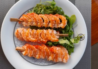 shrimps auf spießen als mittagessen im preis bootsausflug individuell inkludiert