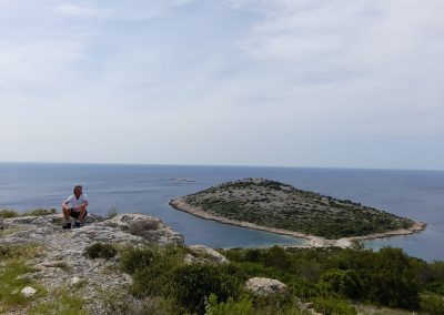 ausblick auf einer einsamen Insel am Bootsurlaub der privaten Kreuzfahrt