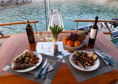 Tolles abendessen am boot in einer einsamen bucht in kroatien auf den kornaten