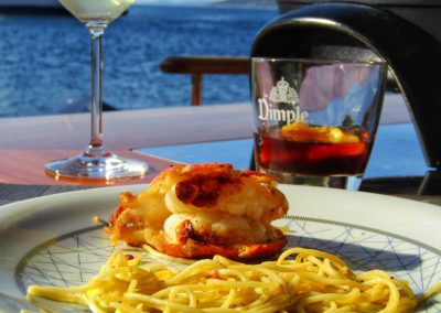 leckere Shrimps mit nudeln auf dem Deck, dazu wein und schnaps