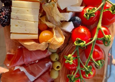 wunderschöne gemischte platte mit käse, procutto, tomaten, oliven und vieles mehr auf dem romatischen Bootsurlaubspacket