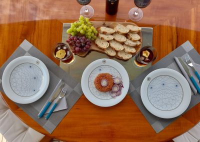 reich gedeckter frühstücksttisch mit trauben brot und allererlei anderen köstlichkeiten in split beim ausflug