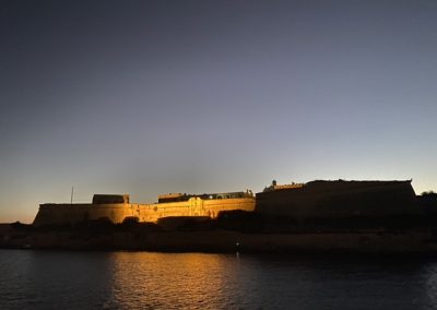 Ankern im Hafenbecken von Valetta mit Blick auf die Burg