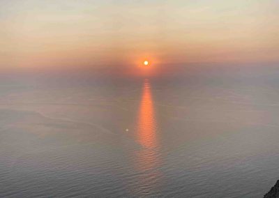 Griechenland in othonoi am Berg mit wunderschönem Sonnenuntergang und blick auf das Meer