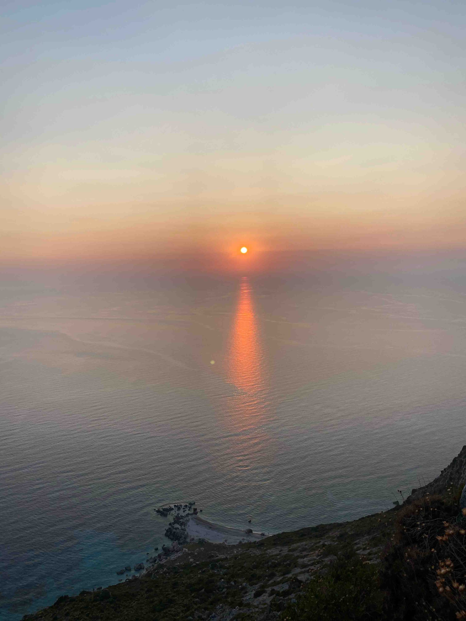 Griechenland in othonoi am Berg mit wunderschönem Sonnenuntergang und blick auf das Meer