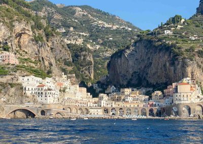 amalfi die stadt blick vom meer aus