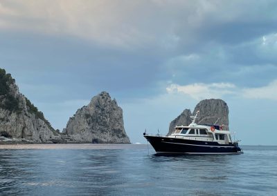Insel Capri am Strand mit Blick auf das Motorboot Thor