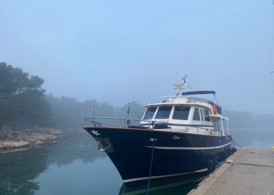 Das Yacht Charter Kroatien Boot liegt am Steg man sieht den großen Stern am Bug in Murter