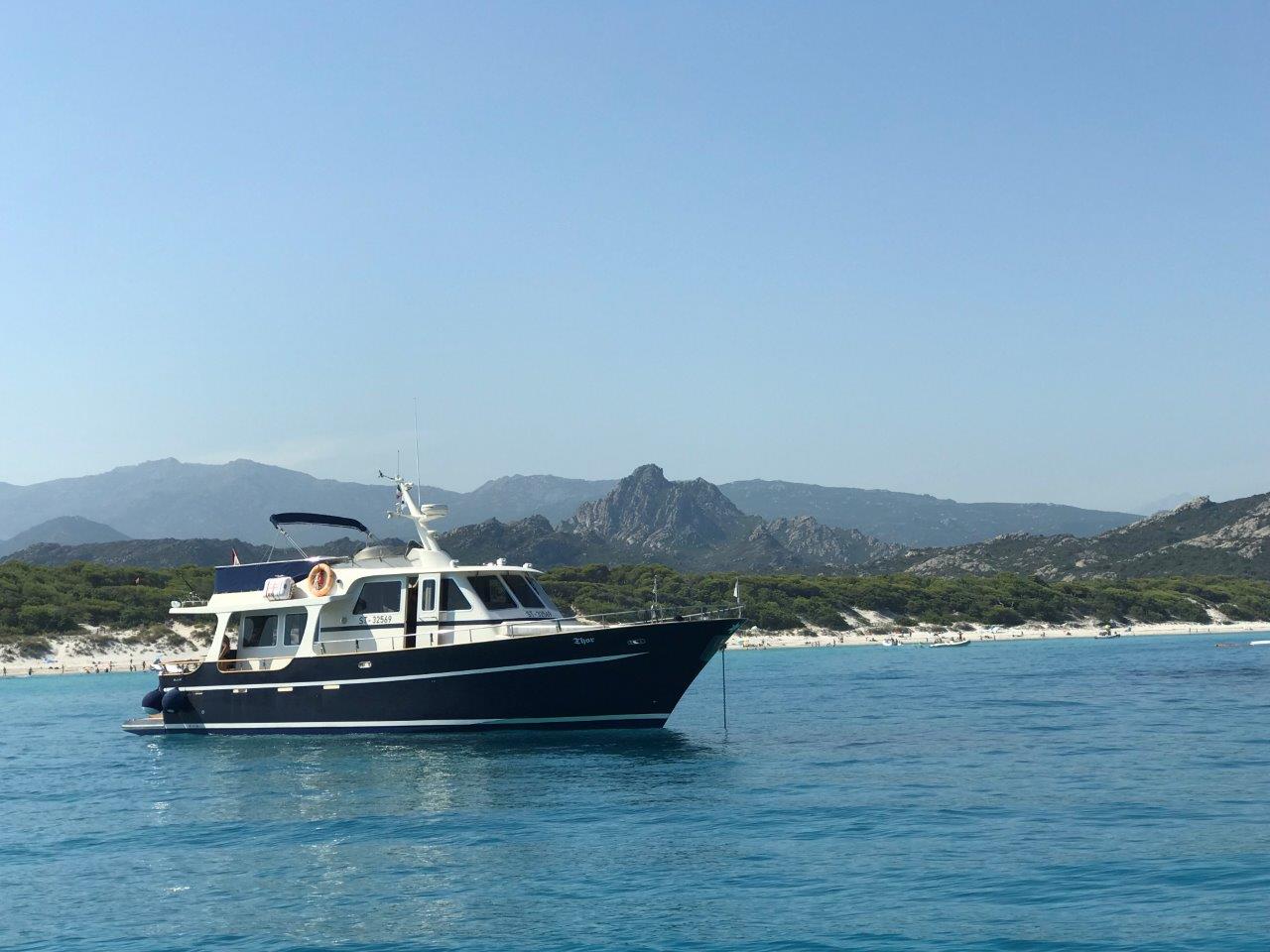 Das Boot Thor liegt vor einem Strand in Korsika
