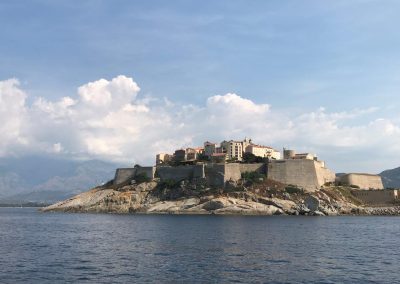 Korsika von Blick aus dem Wasser