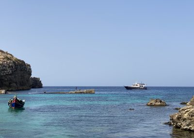 Ruhige Bucht auf Mallorca im Hintergrund das Urlaubsboot
