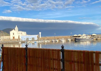 Lipari mit Blick auf das Boot, dahinter unglaubliche Wolkenwand