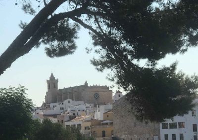 Stadt menorca blick auf die Kirche