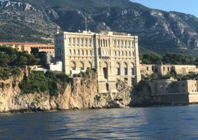 Monaco Großes Gebäude direkt am Meer