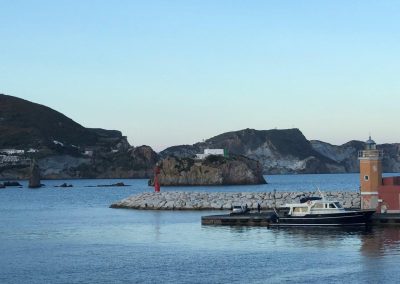 Ponza Italien mit Blick auf die Motoryacht