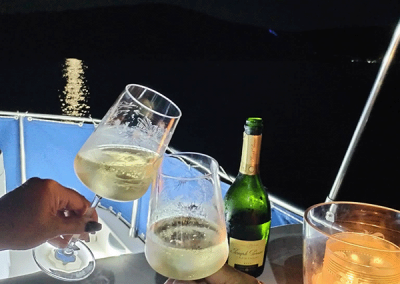 paar stoßt mit prosecco im jacuzzi vom schiff auf der flybridge an